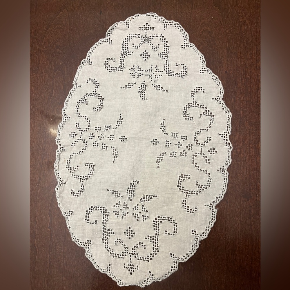 Vintage handmade ivory embroidered doily or tray cloth oval 12.5” X 8”
